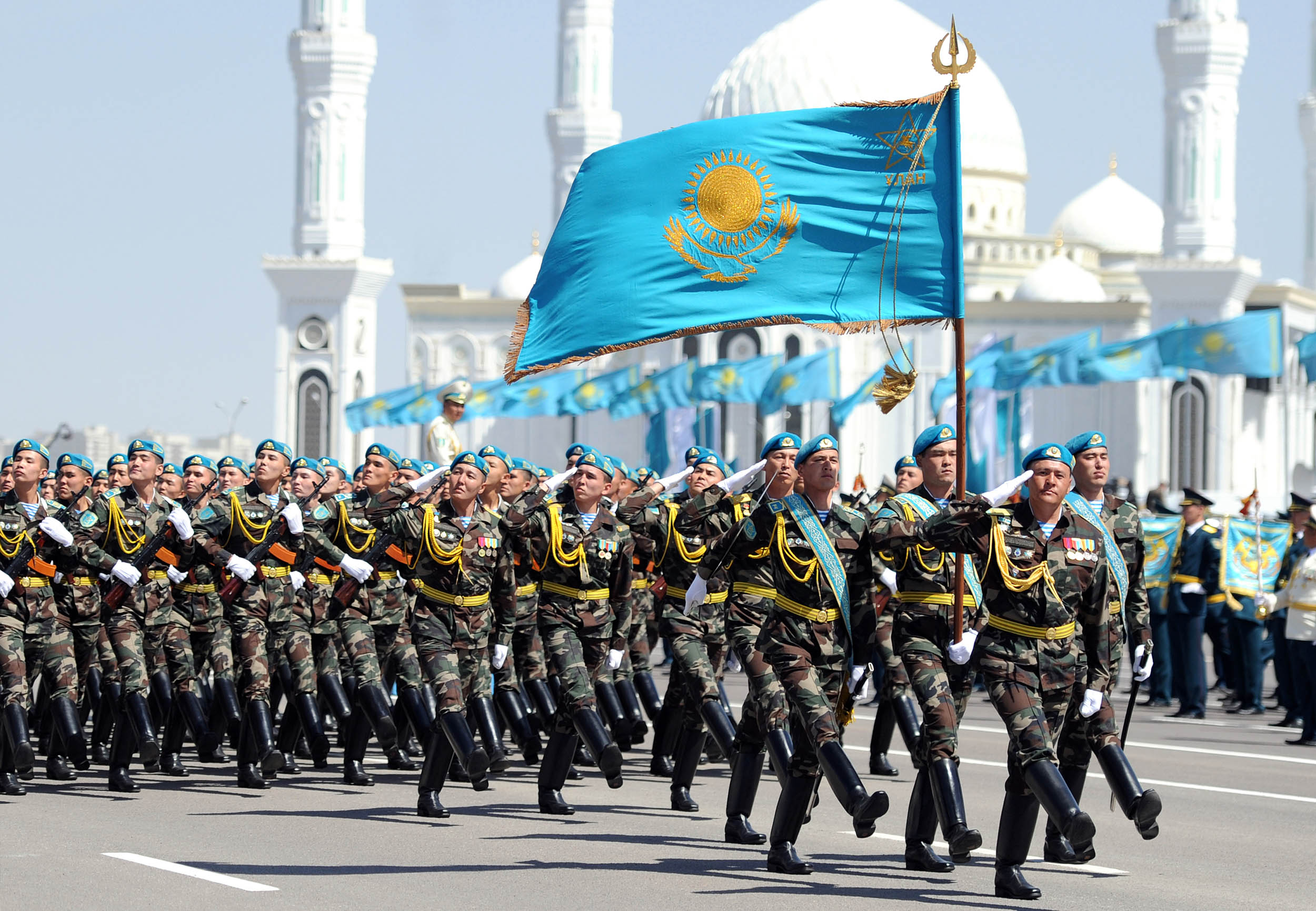 7 мая можно. Парад Победы в Казахстане. Войска Казахстана. Казахи в армии. Казахские войска.
