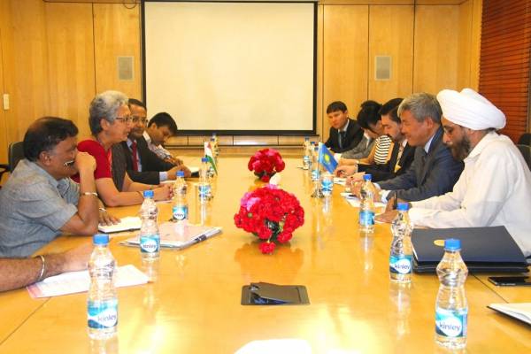 EXPO 2017 Commissioner Rapil Zhoshybayev meets with officials in India. 