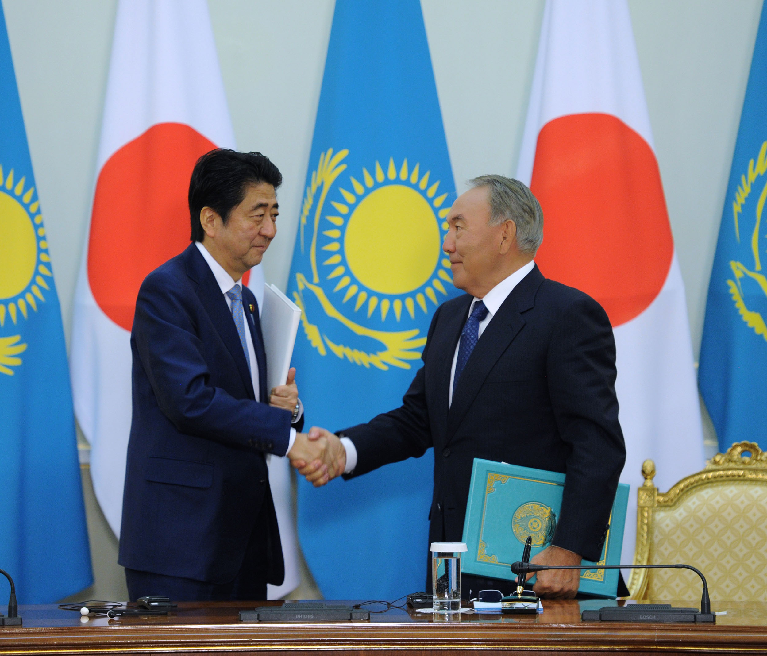 Япония дипломатические отношения. Назарбаев и Абэ. Казахстан и Япония отношения.