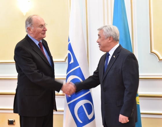 Foreign Minister Erlan Idrissov (L) and Head of the Observation Mission for early parliamentary elections of the OSCE Office for Democratic Institutions and Human Rights Boris Frlec