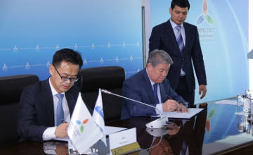 President of Samsung Electronics Central Eurasia Yoonsoo Kim (L) and Astana EXPO 2017 National Company Chairman Akhmetzhan Yessimov (C). Photo credit: inform.kz