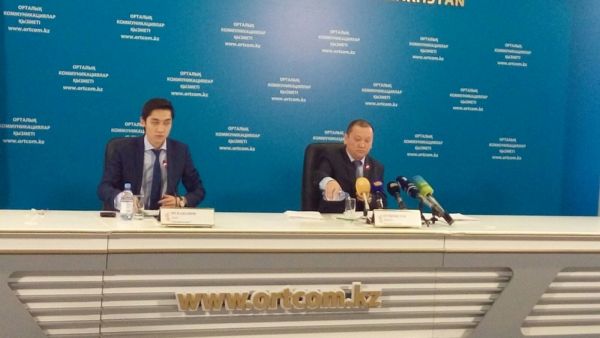 Deputy Minister of Labour and Social Protection Bauyrzhan Nurymbetov (R)