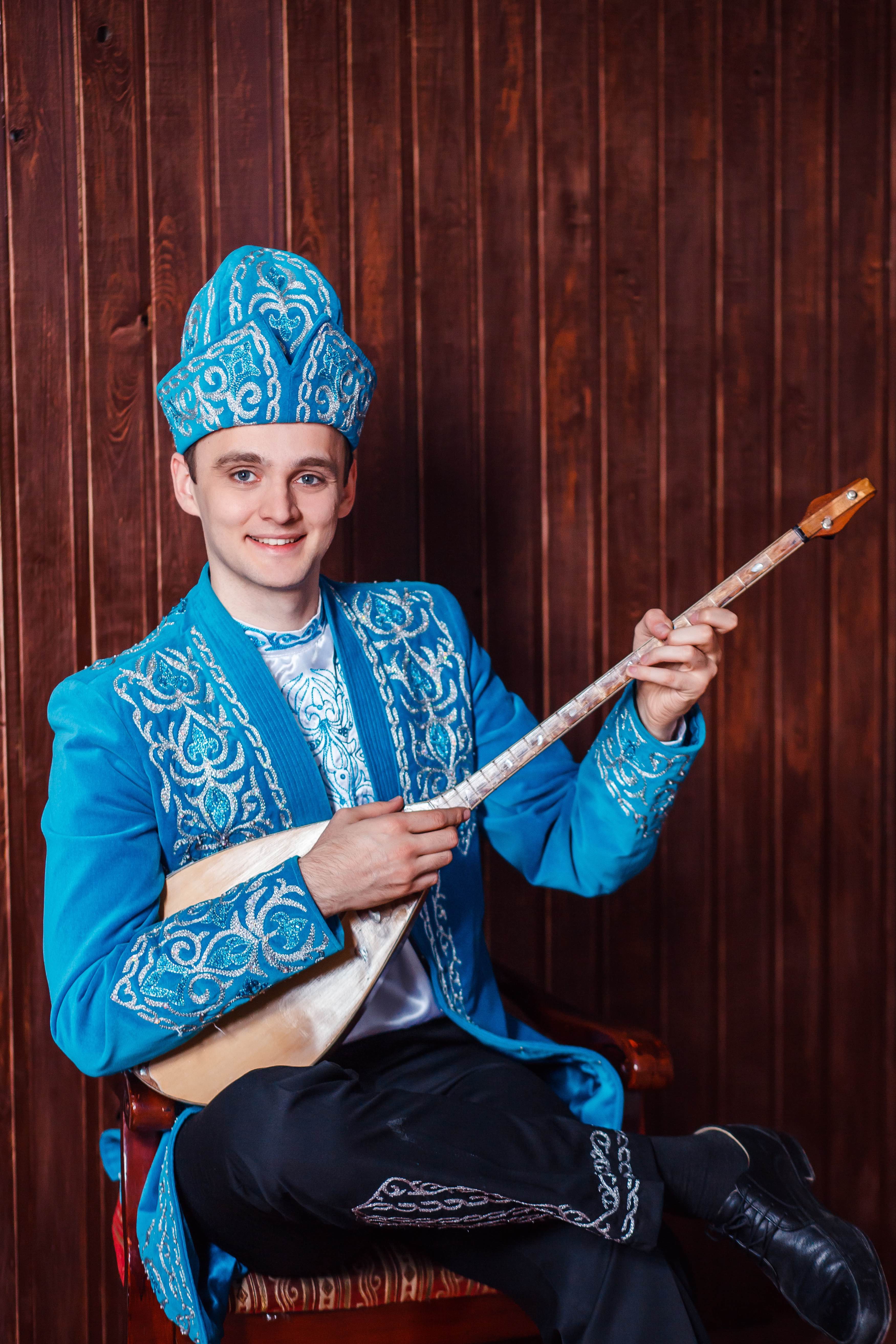 Слушать казахские веселые. Казахский костюм для мальчика. Казахский национальный костюм для мальчика. Игра на домбре. Казах с домброй.