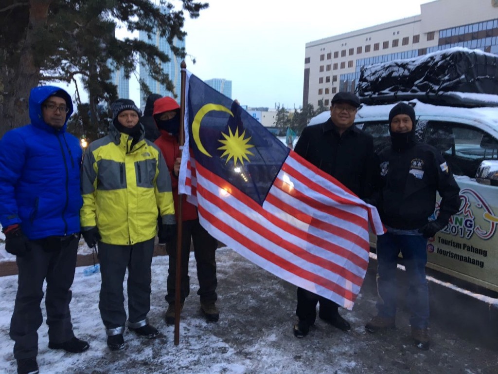 Malaysian-ambassador-to-kazakhstan-dato-hidayat-abdul-with-expedition-members. Photo-credit: Embassy of Malaysia in Astana