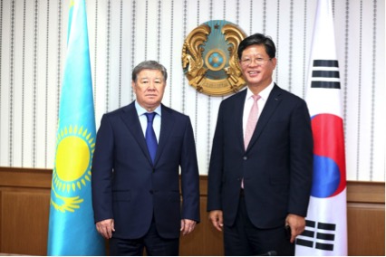 President and CEO of Korea Trade-Investment Promotion Agency Jaehong Kim with Astana EXPO 2017 Chairman Akhmetzhan Yessimov