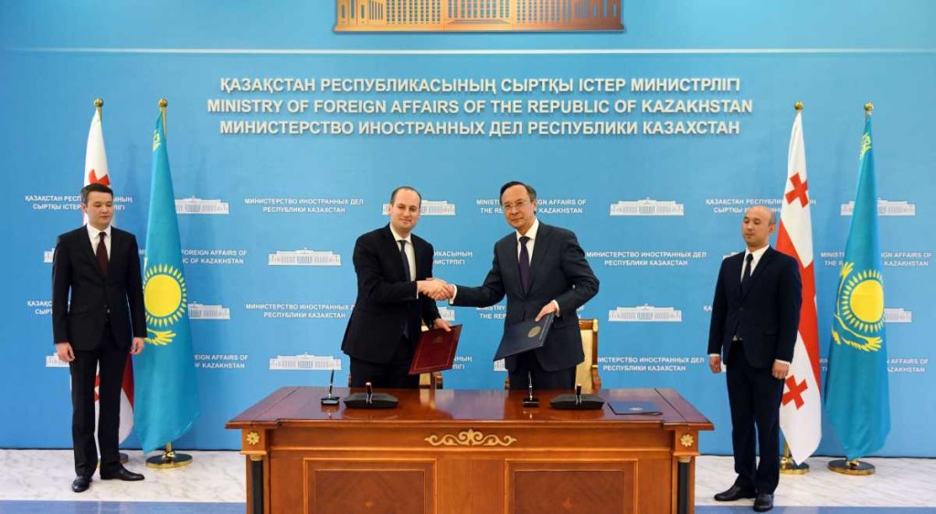 Georgian Deputy  Prime Minister and Foreign Minister Mikheil Janelidze (L) and Kazakh FM Kairat Abdrakhmanov (R).