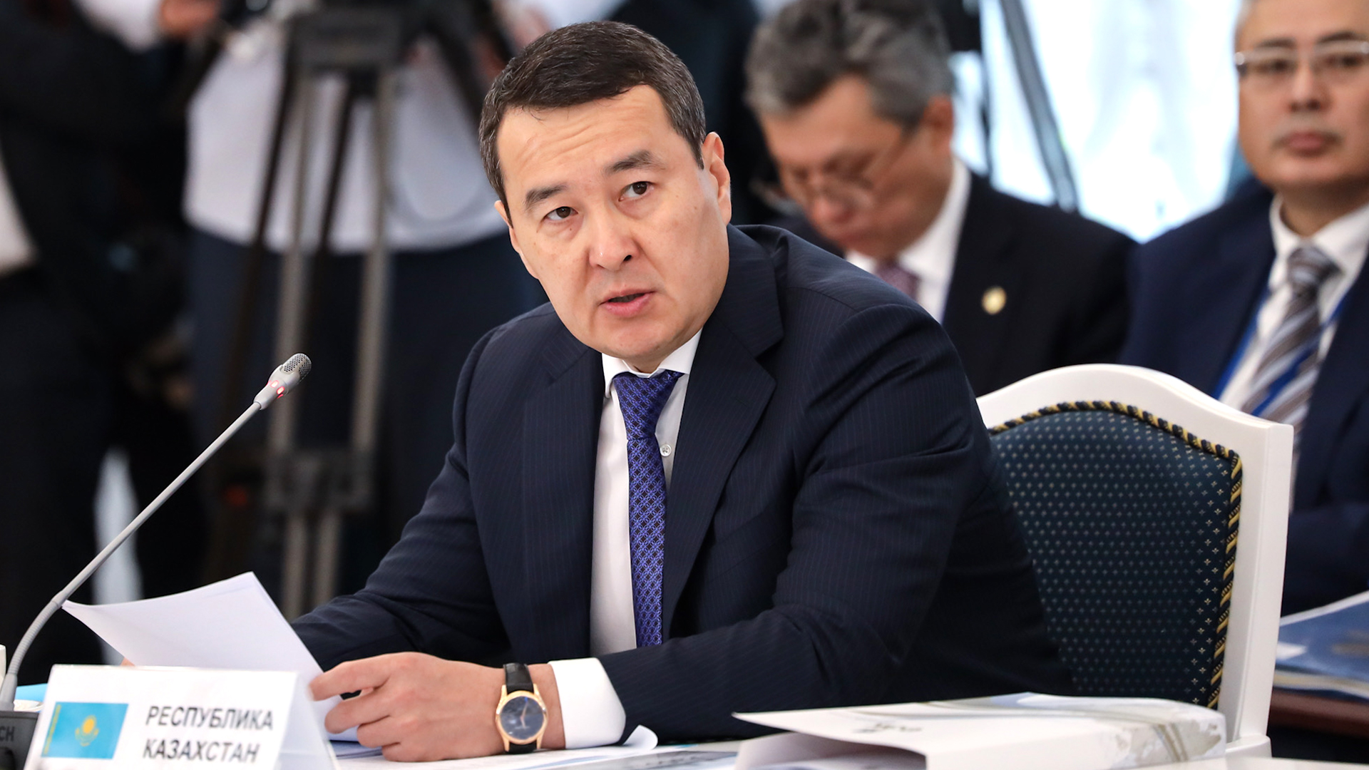 Премьер министр сказал. Премьер Смаилов Казахстан. Премьер министр Казахстана 2022.