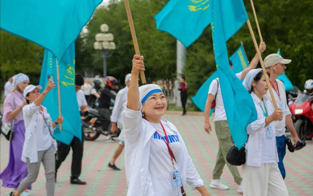 Teilnehmer des Internationalen Friedensmarsches Europa – Asien besuchen Atyrau