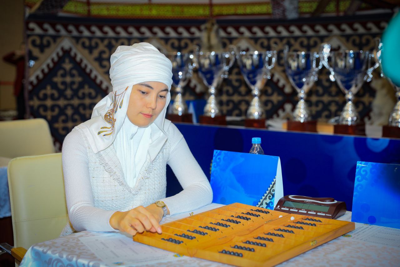 Mistrovství světa v Tugezkomalaku v Aktobe vyzdvihuje starověký kazašský backgammon, kde do hry vstupuje vtip a tradice