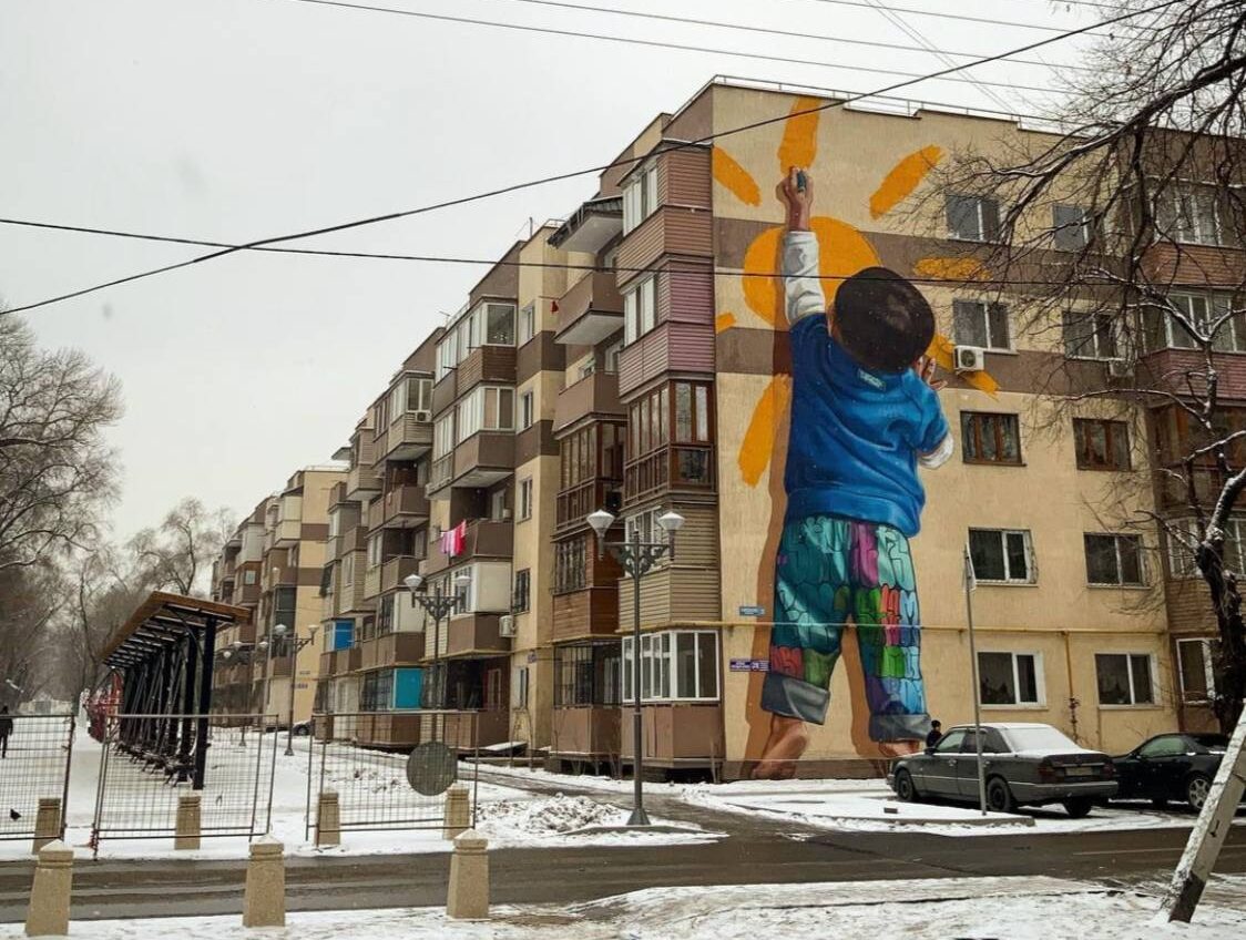 Казахские художники украшают здания, нанося на них фрески с социальными сообщениями - Bizmedia.kz