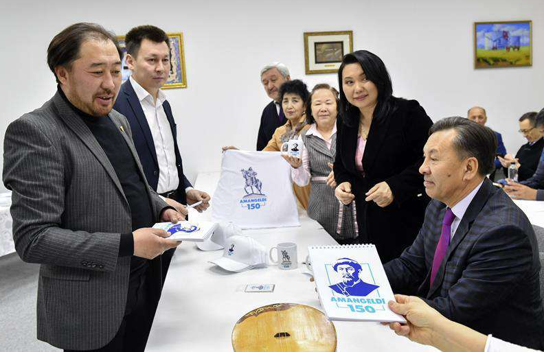 Казахстанский художник выпустил книгу, посвященную 150-летию легендарного Амангельды Иманова - Bizmedia.kz