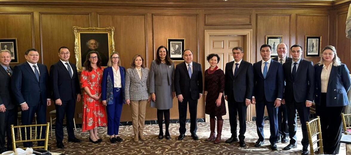 Казахстанская и американская стороны в ходе встречи по обсуждению в области прав человека и реформ