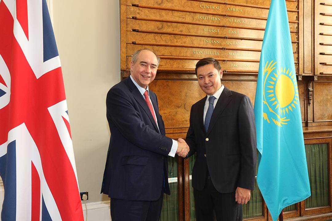 Заместитель министра иностранных дел Казахстана Айдаров и государственный министр инвестиций Джонсон. Фото любезно предоставлено: gov.kz.