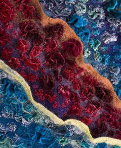 «Войлок — это не единственный вид ткани, а скорее расширяющаяся вселенная текстиля с безграничным потенциалом», — говорится на веб-сайте художников, что отражено в этом произведении из войлока. Фото любезно предоставлено: jafelt.com