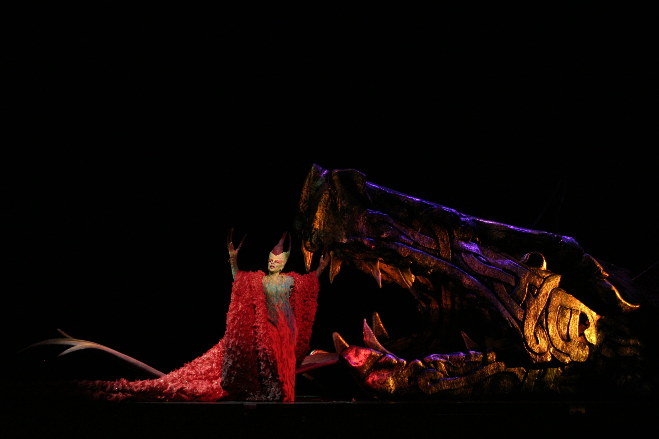 Арнольд сделал выдающееся произведение из войлока, которое является «драконьей тканью» для премьеры оперы «Грендель» в Опере Лос-Анджелеса. На снимке запечатлена заключительная генеральная репетиция оперы. Фото: Роберт Миллард, MillardPhotos.com