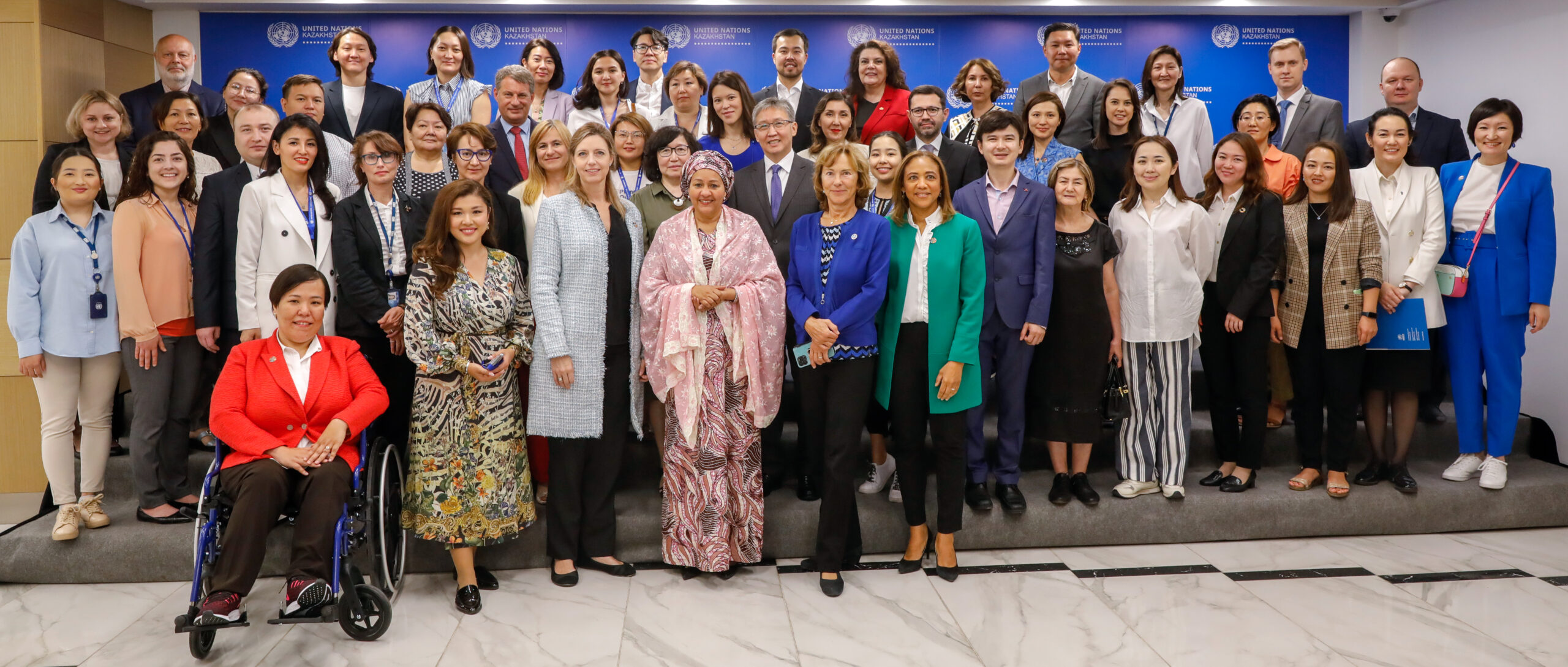 Сотрудники ООН позирует для групповой фотографии с заместителем Генерального секретаря ООН Аминой Мохаммед во время ее визита в Казахстан. Фото любезно предоставлено: Представительство ООН в Казахстане.