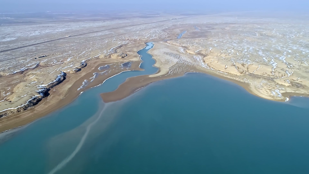 Аральское море, когда-то крупнейшее внутреннее озеро в мире, значительно сократилось за последние десятилетия. Фото предоставлено: adb.org.