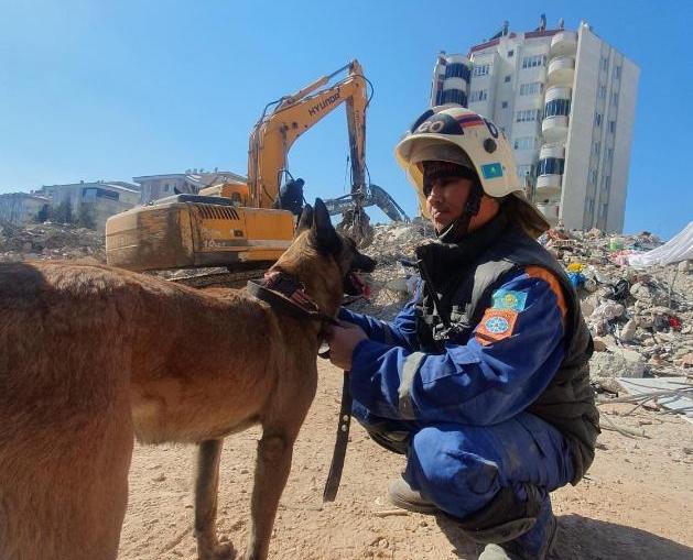 Казахский спасатель и поисковая собака в Тюркие. Фото предоставлено МЧС.