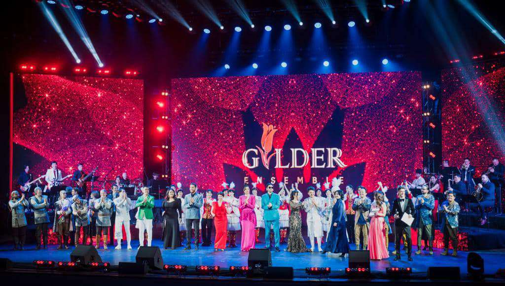 Kazašský Golder Ensemble opět vystupuje v ohnivé oslavě národního tance