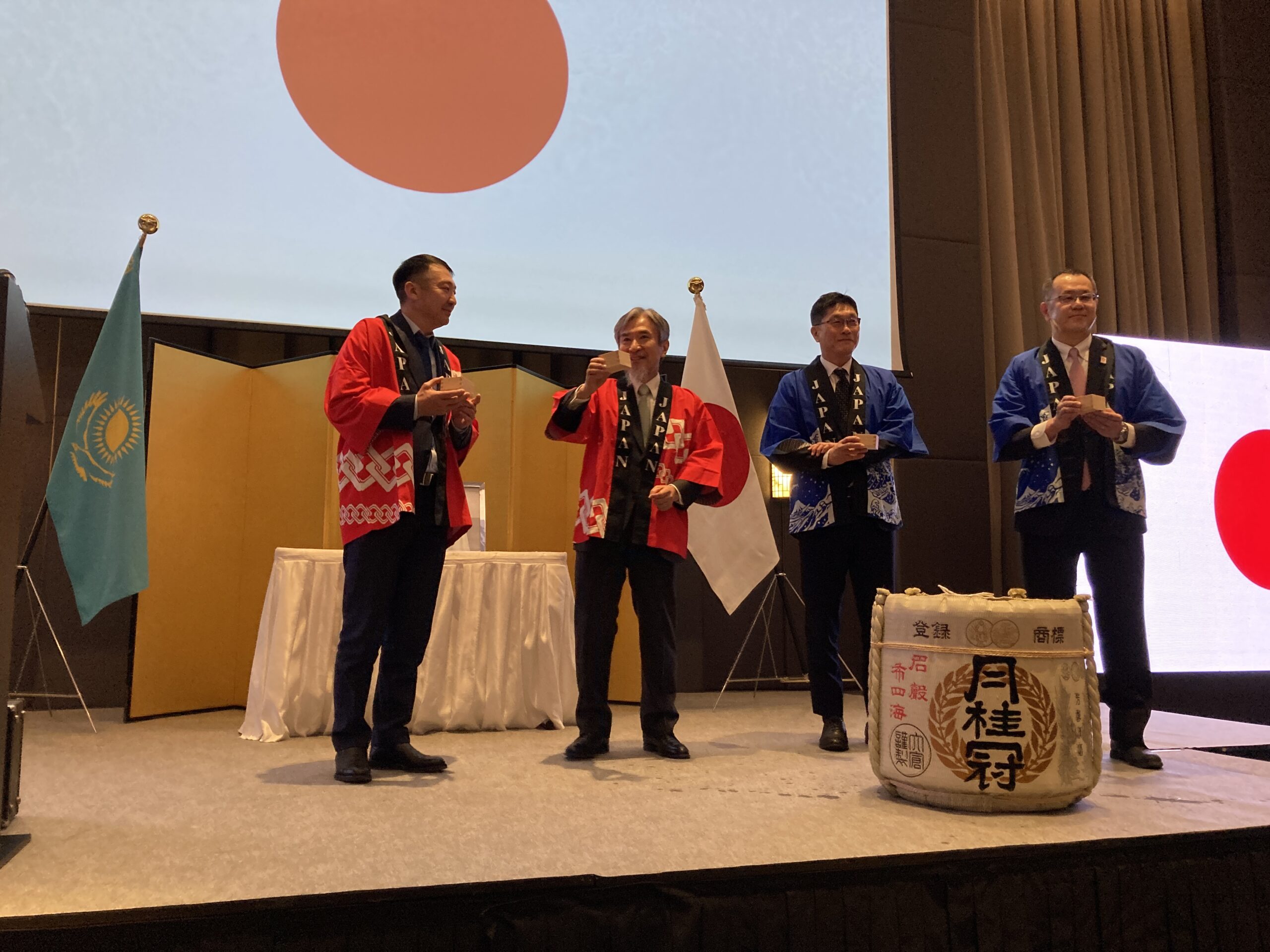 Гости наблюдали за традиционной церемонией Карагами Вари по разбиванию крышки бочки с саке (японский алкогольный напиток). Фото предоставлено пресс-службой Посольства Японии в Казахстане.