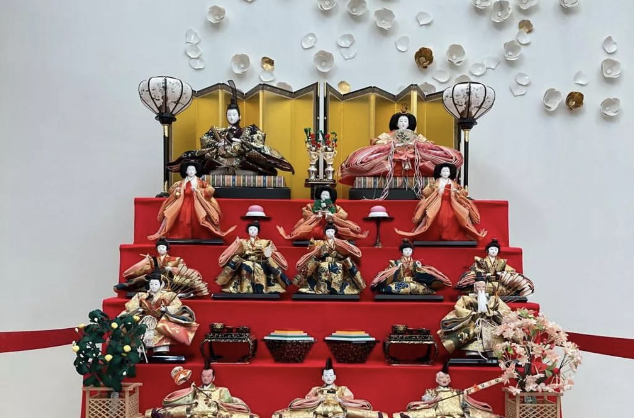 Посольство Японии в Казахстане продемонстрировало прекрасную традицию украшения и демонстрации миниатюрных кукол в честь фестиваля девочек Хинамацури 3 марта в Астане. Фото предоставлено пресс-службой Посольства Японии в Казахстане.