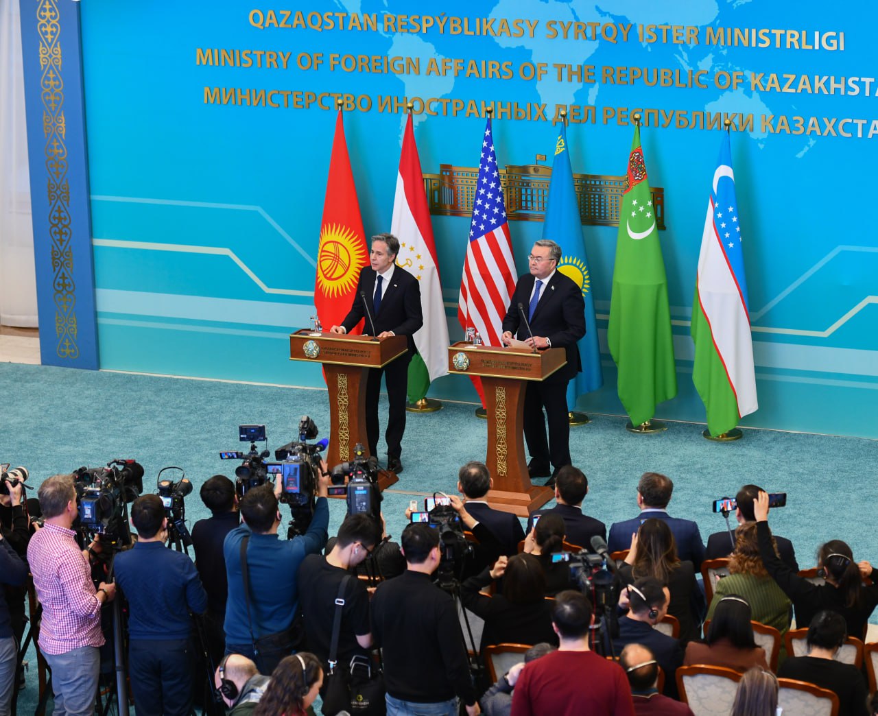 Министр иностранных дел Тилеуберди и госсекретарь США Блинкен во время пресс-брифинга 28 февраля. Фото предоставлено пресс-службой МИД.