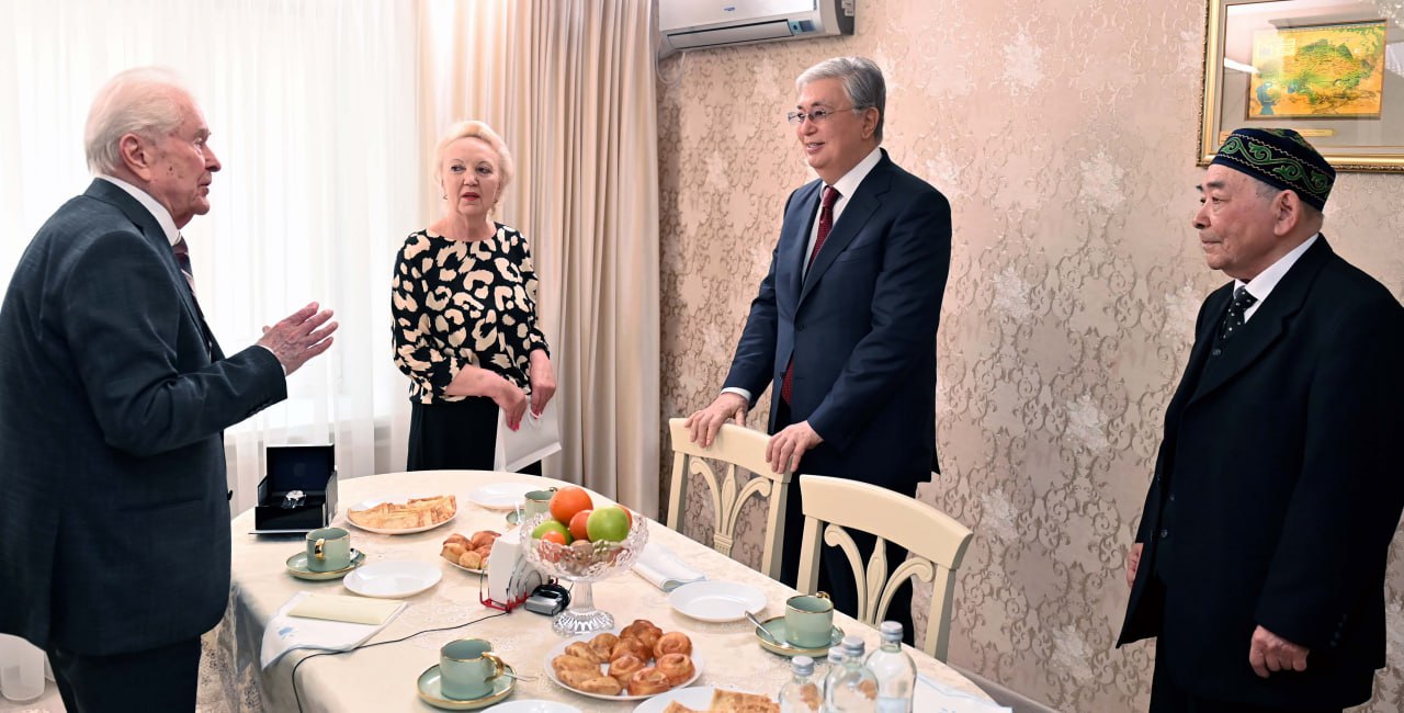 9 марта Президент Токаев встретился с ветераном Великой Отечественной войны Иваном Гапичем и краеведом, деятелем культуры Жайсаном Акбаем.