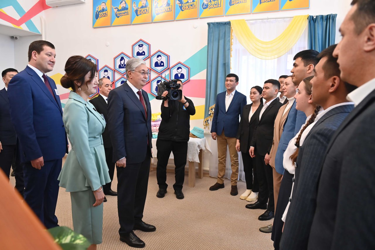 Президент Токаев еНасколько сильно изменился город с момента его последнего визита 23 года назад во время его встречи с молодыми активистами региона в Молодежном ресурсном центре в Аксае.
