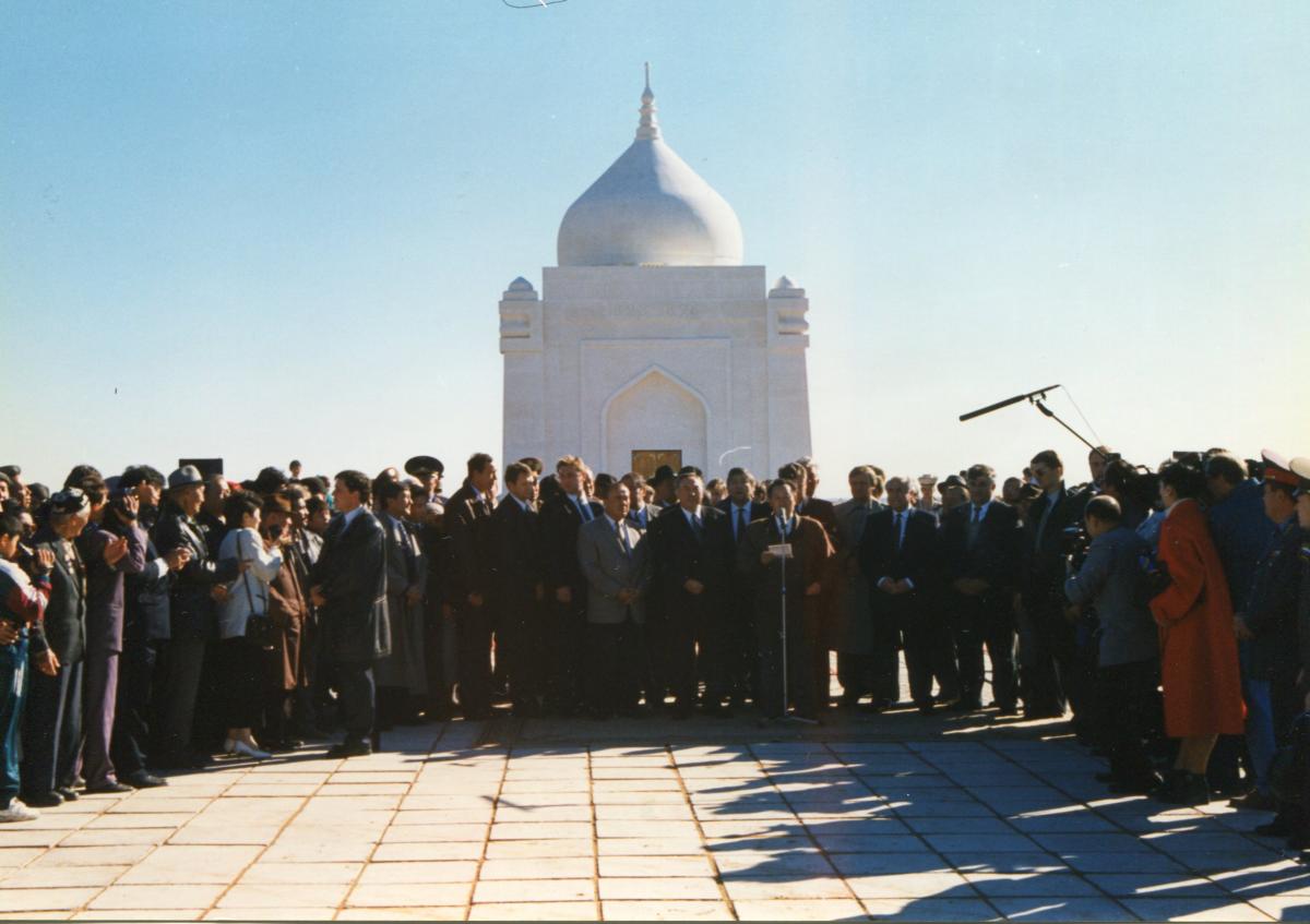 Первый Президент Нурсултан Назарбаев присутствовал на открытии мавзолея Курмангазы в селе Алтынжар Астраханской области в 1996 году, накануне 100-летия со дня смерти великого композитора.