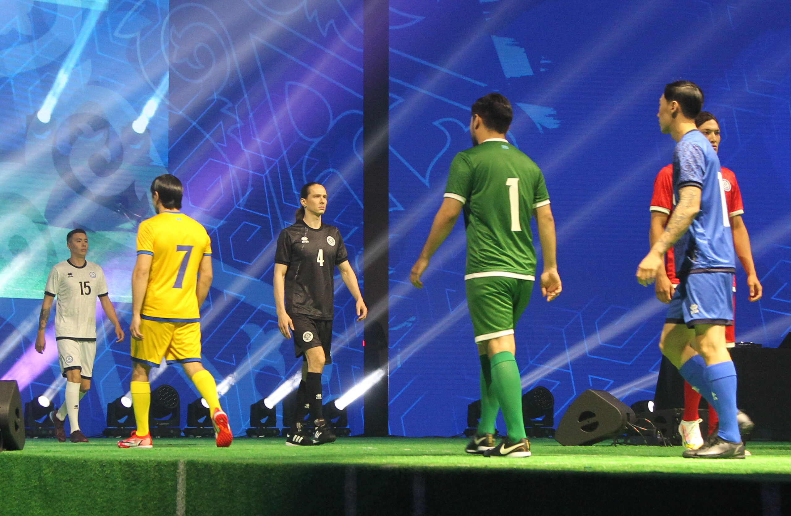 La nazionale di calcio del Kazakistan presenta i nuovi kit