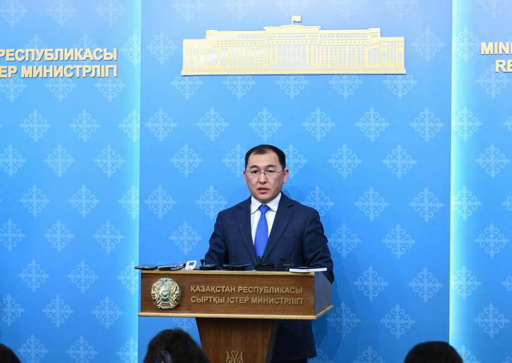 Официальный представитель МИД Казахстана Айбек Смадияров на брифинге 2 мая.