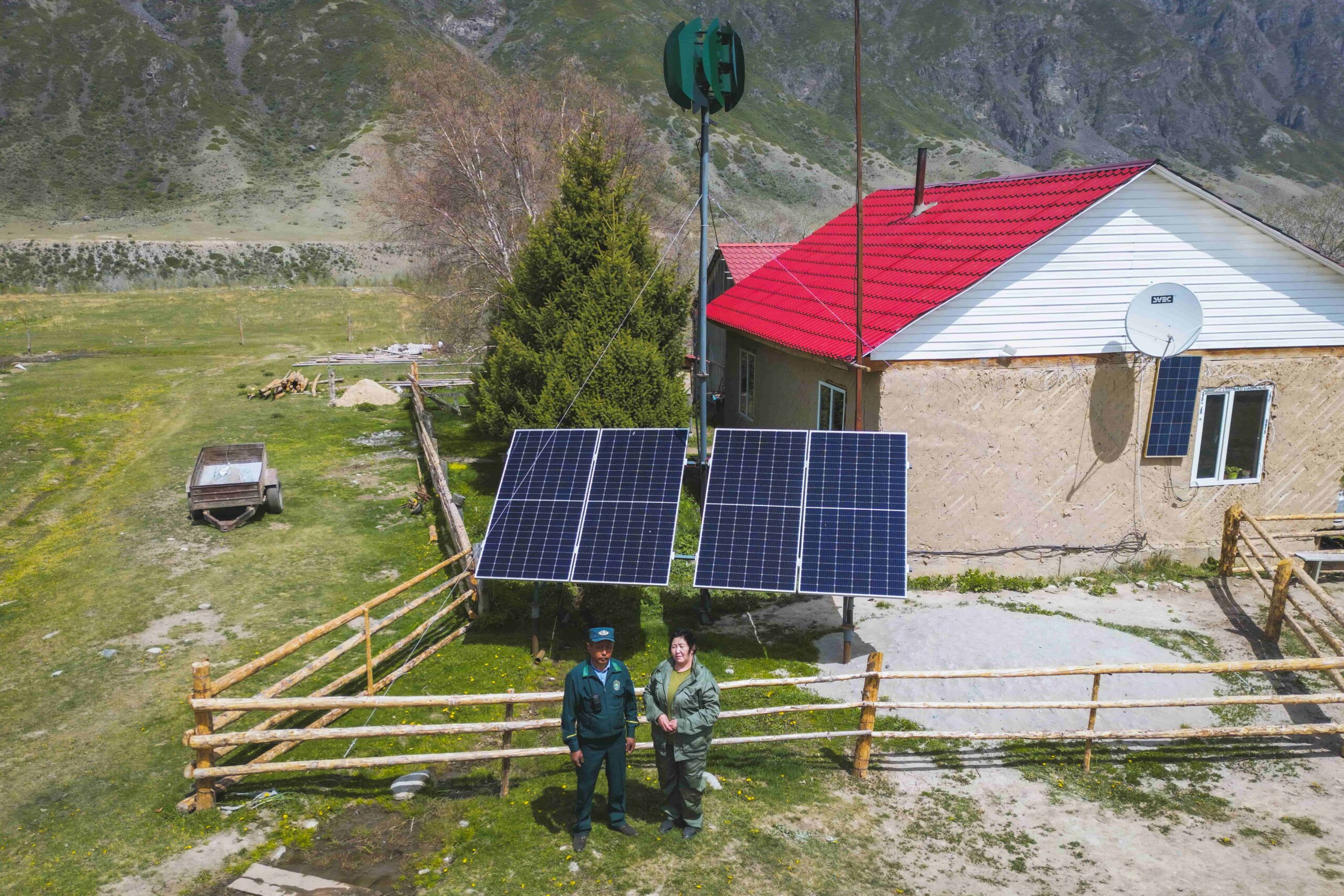 Для решения проблемы нехватки электроэнергии в Кольсайском национальном парке по инициативе ПРООН и Глобального экологического фонда (ГЭФ) были установлены современные ветряные и солнечные электростанции. Фото предоставлено ПРООН в Казахстане.