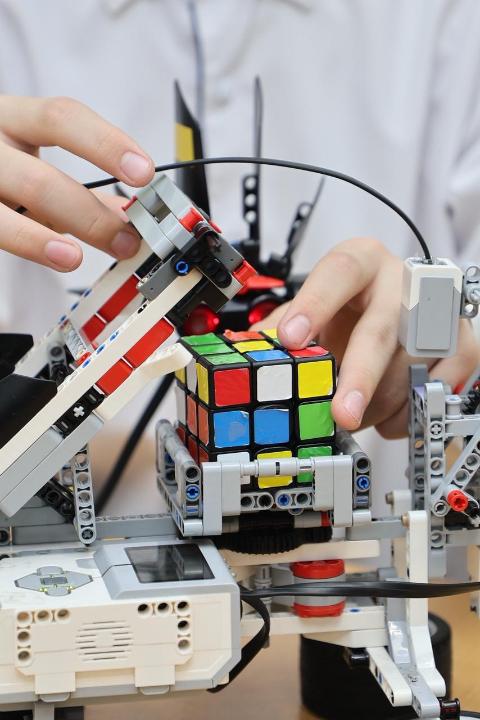 Kazakh Teen Engineer Designs Robot That Solves Rubik’s Cube in 60 Seconds